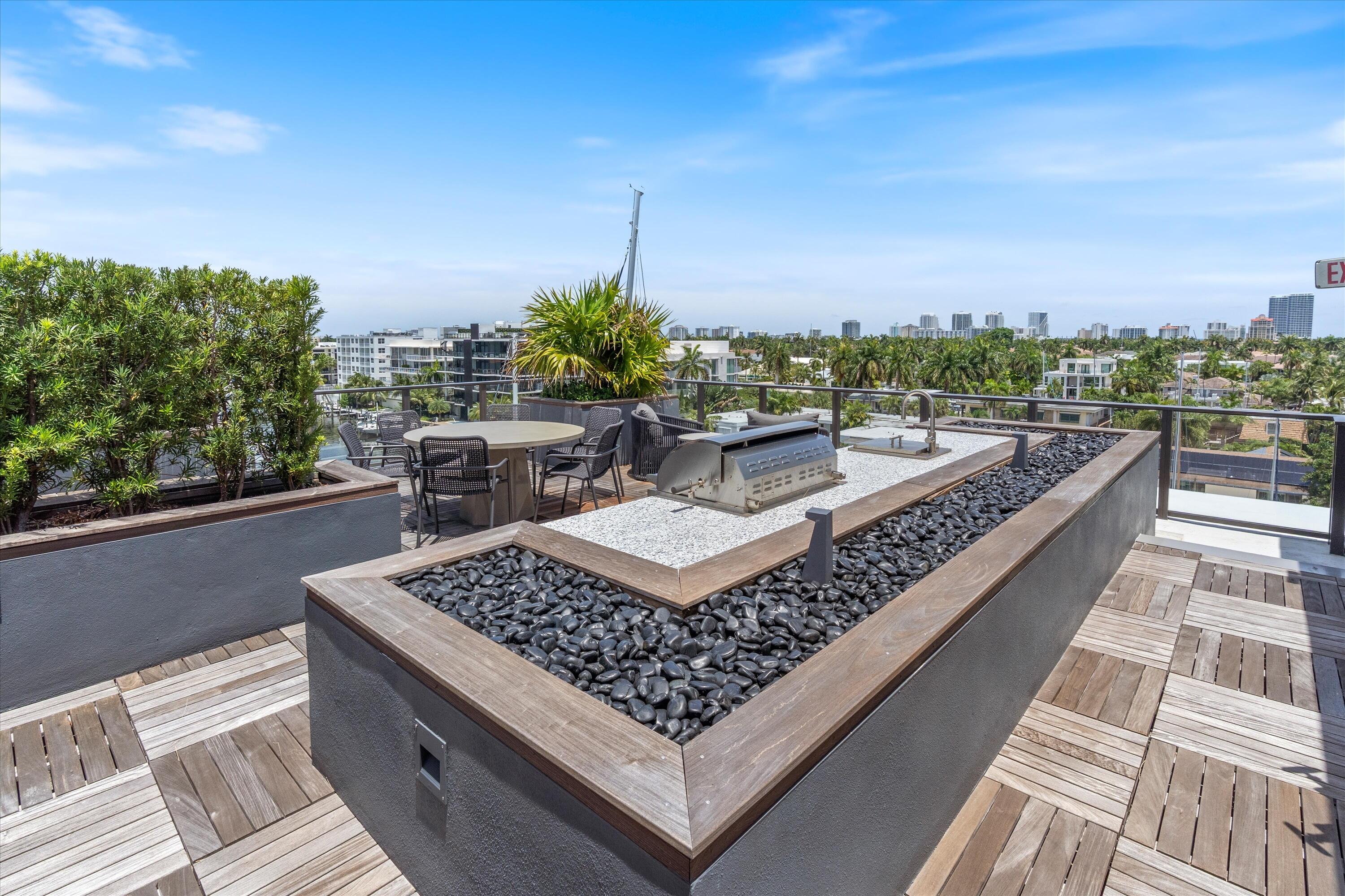 124 HENDRICKS Isle PH401