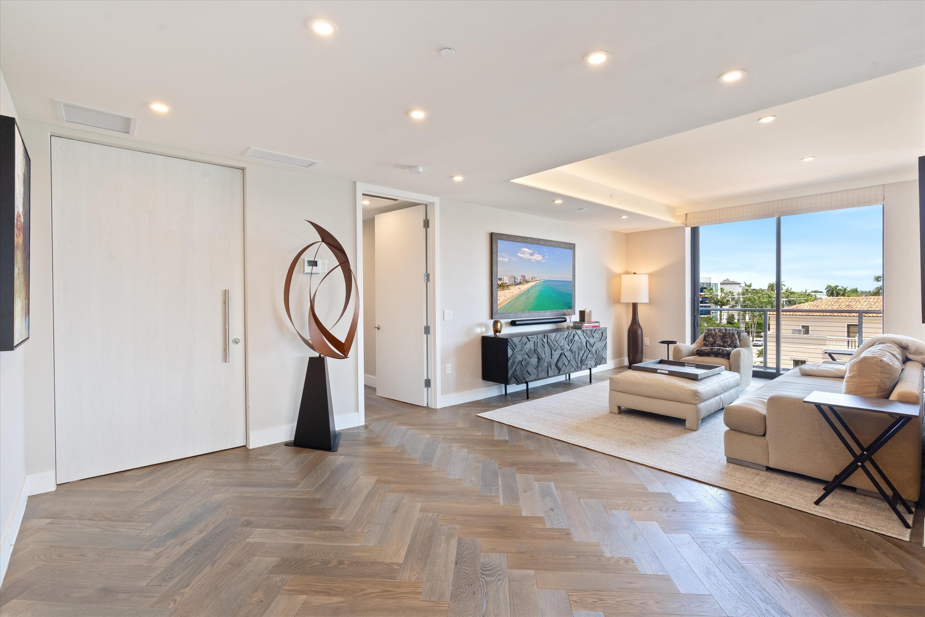 124 HENDRICKS Isle PH401