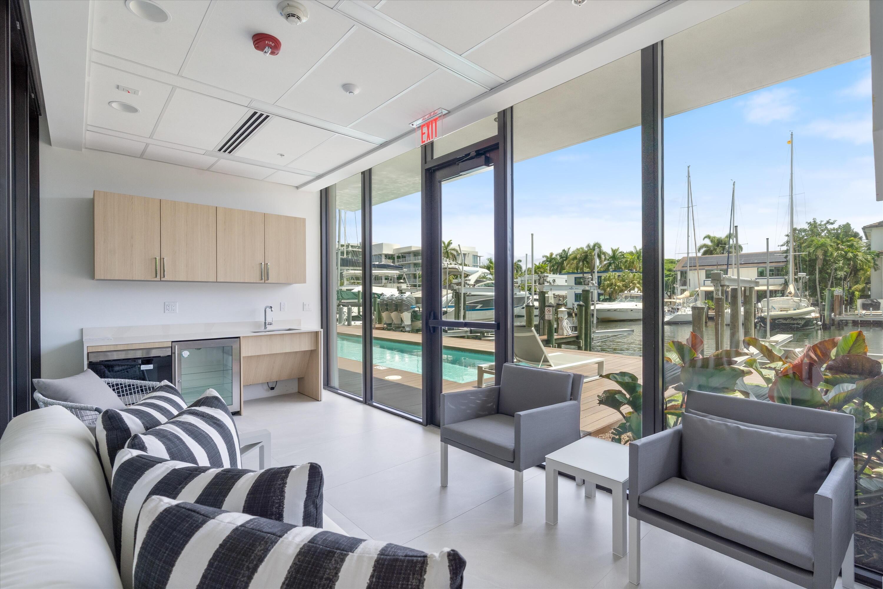 124 HENDRICKS Isle PH401