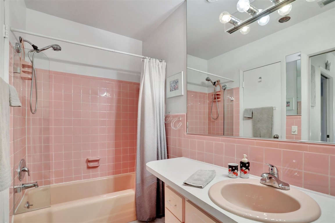 1001 N Riverside Dr 204