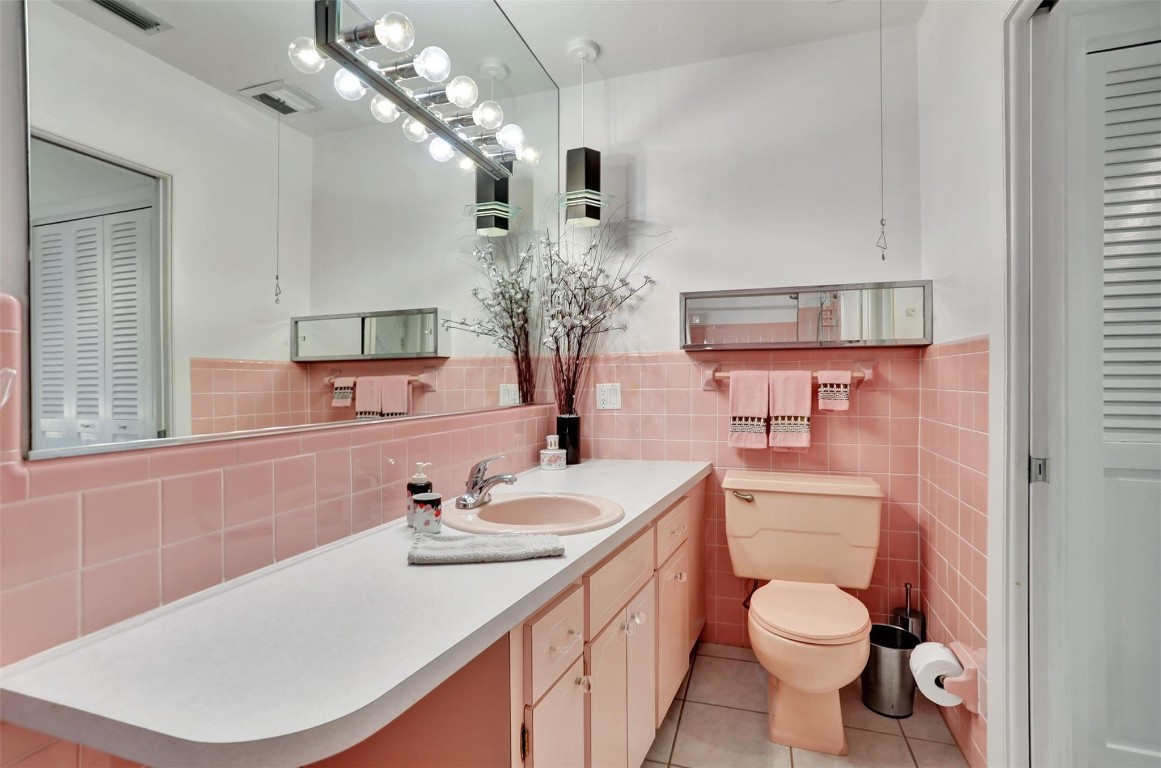 1001 N Riverside Dr 204