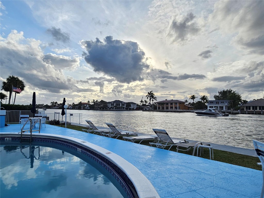 1001 N Riverside Dr 204