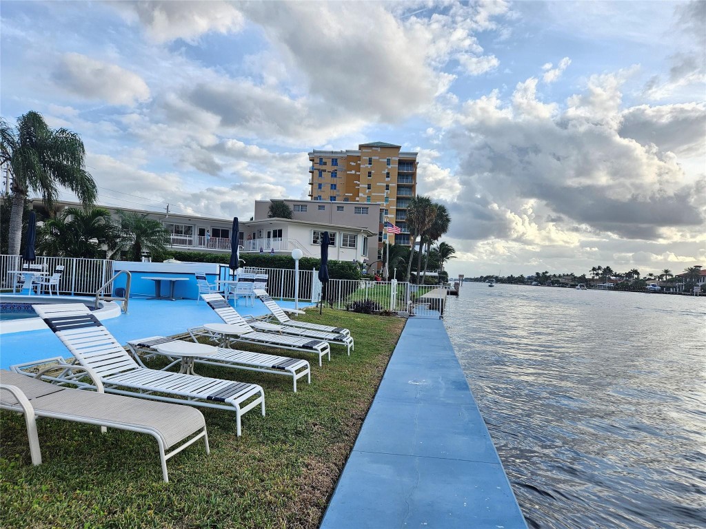 1001 N Riverside Dr 204