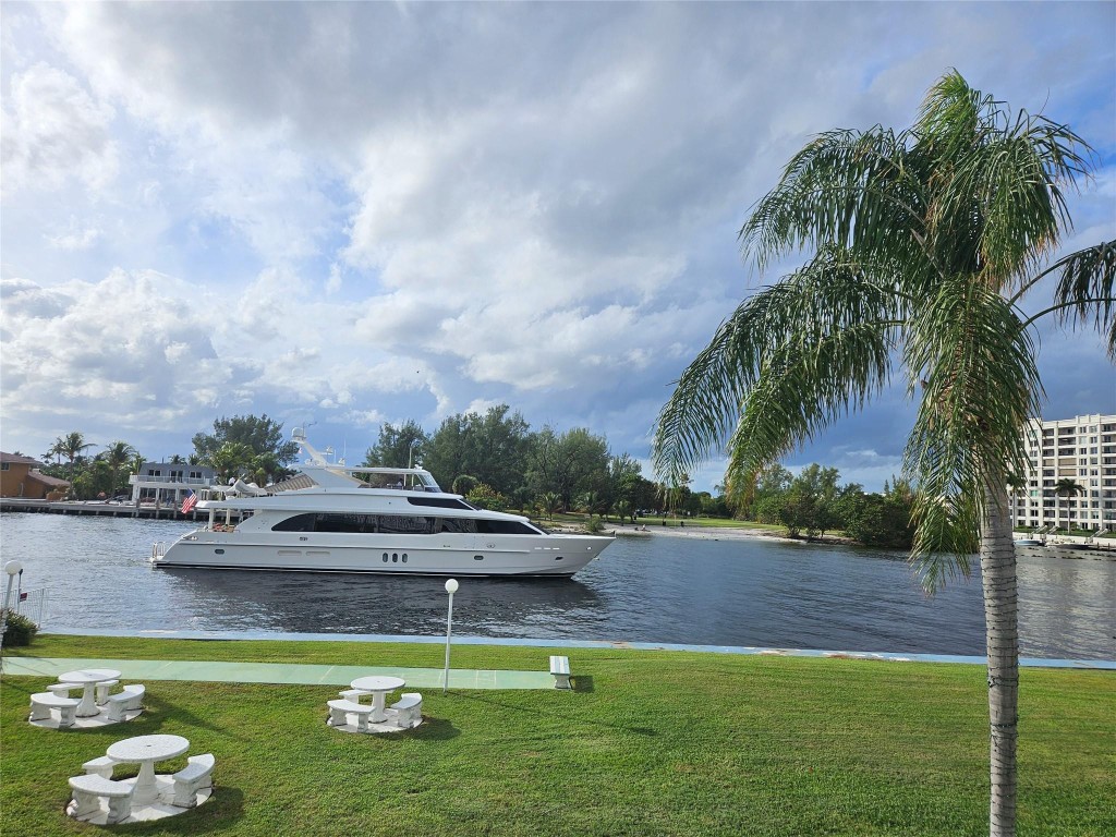 1001 N Riverside Dr 204