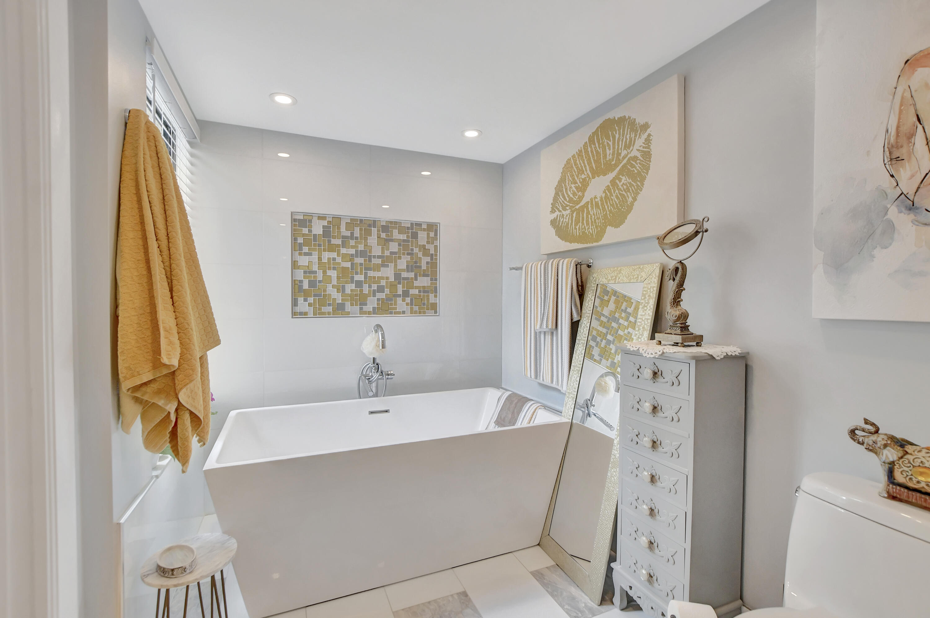 5650 Camino Del Sol, 203