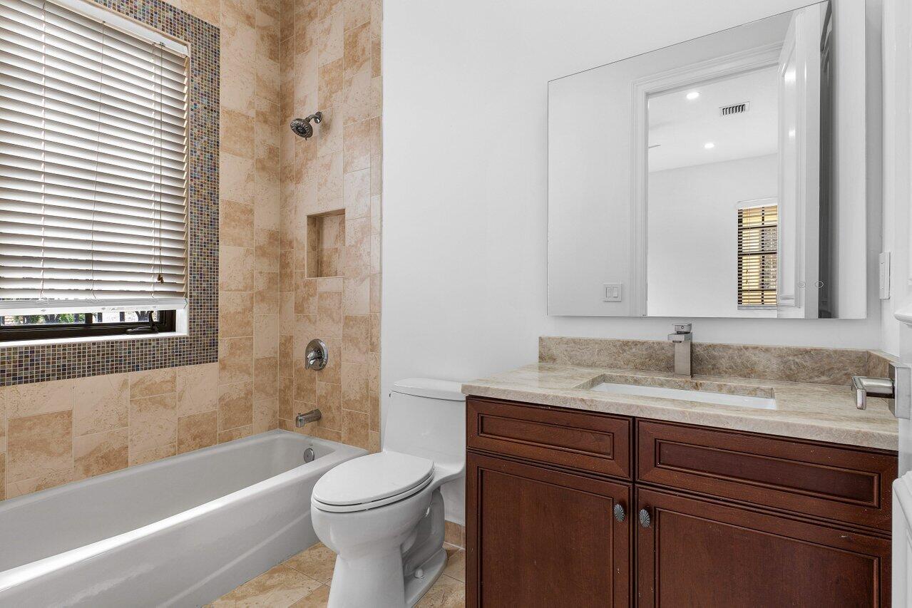 17939 Lake Azure Way