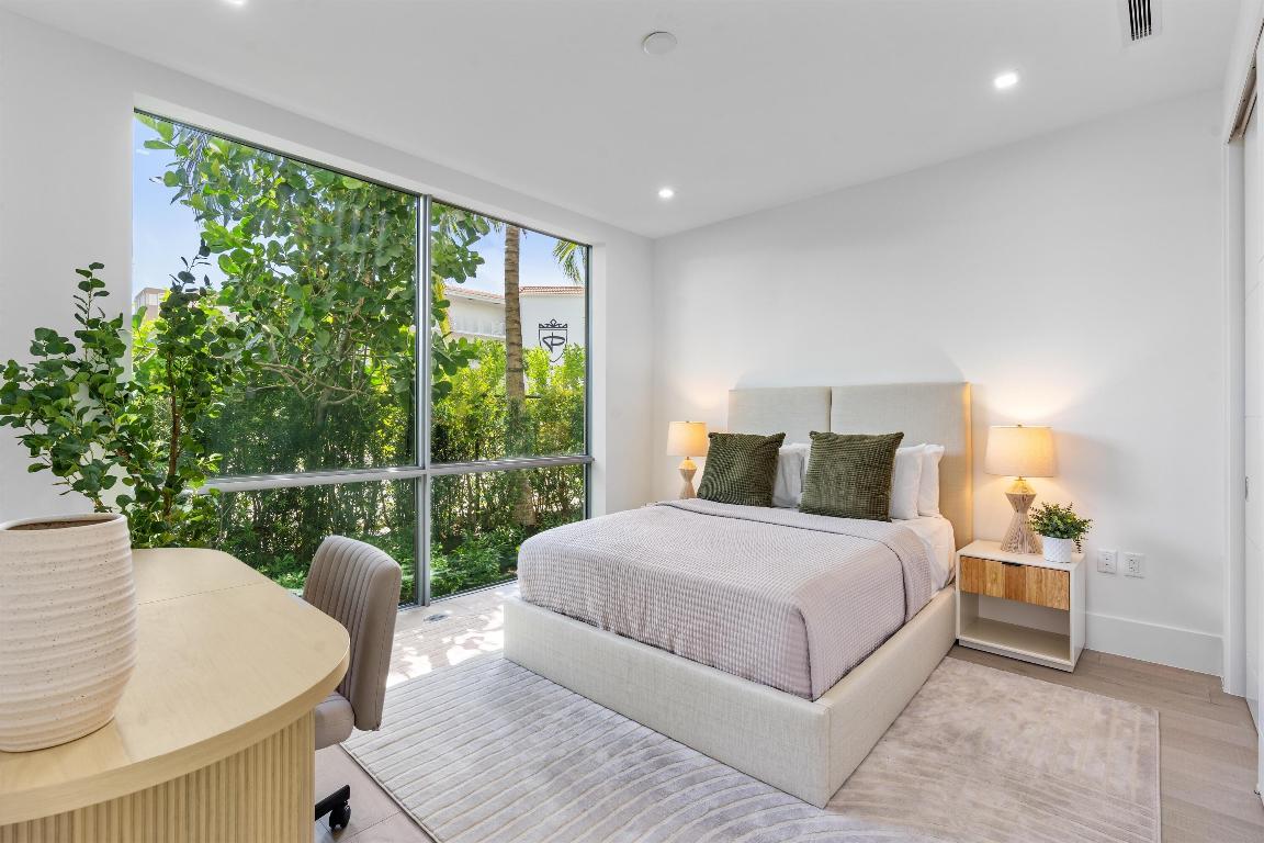 1070 Del Harbour Drive