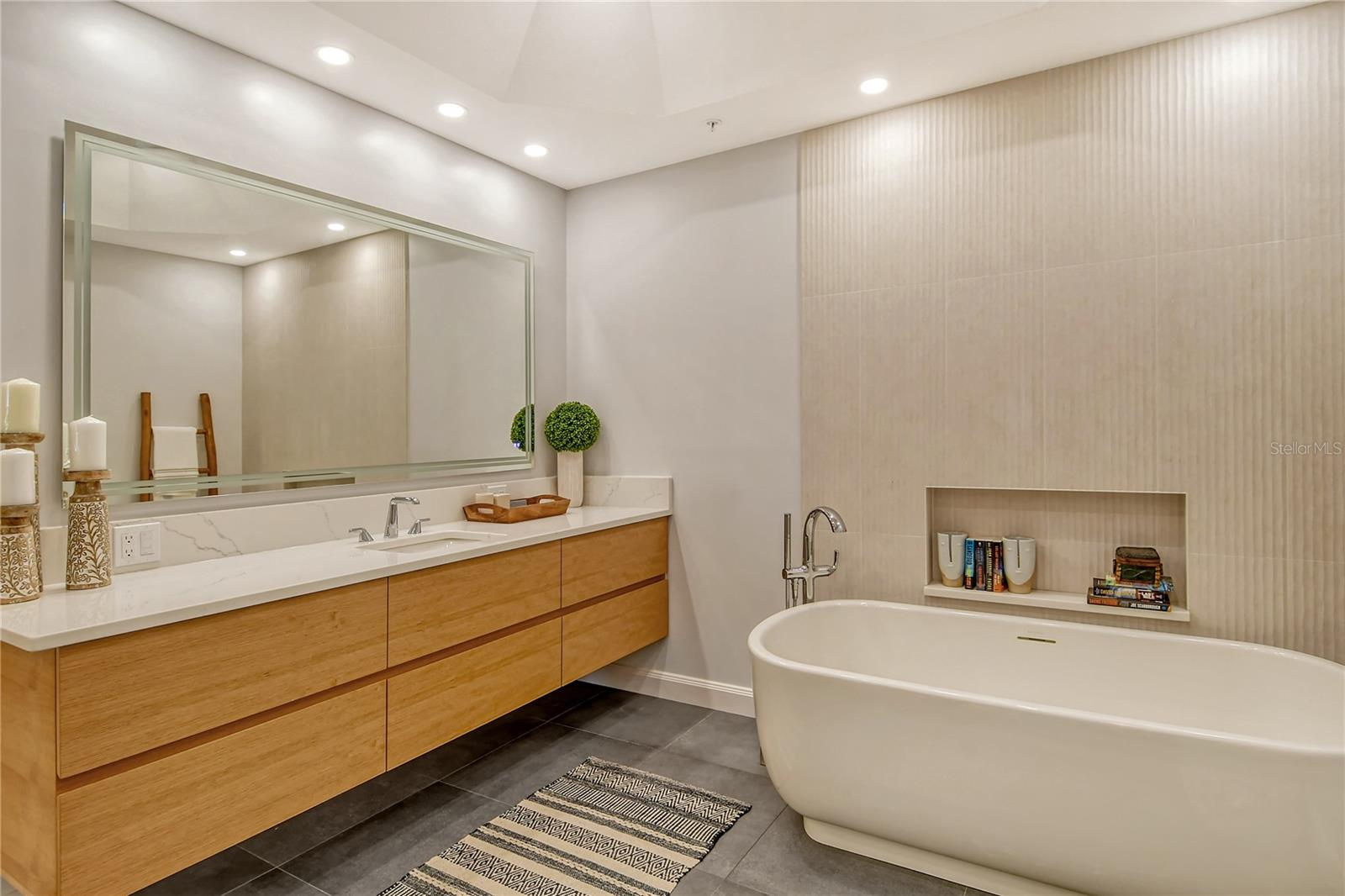 435 L AMBIANCE DR #L807