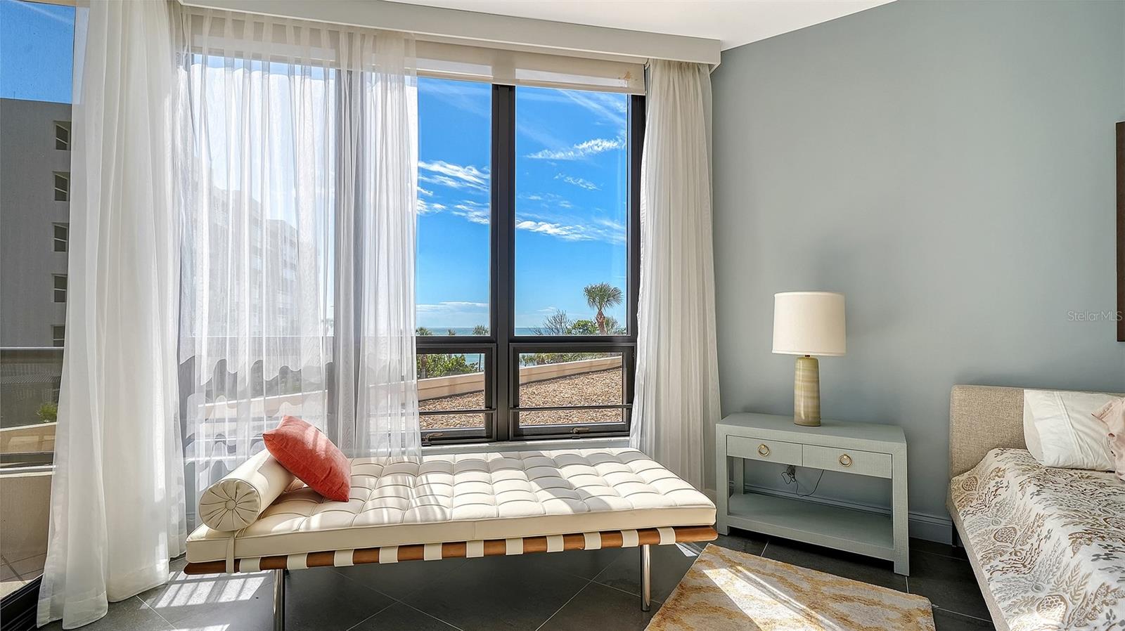 415 L AMBIANCE DR #B202