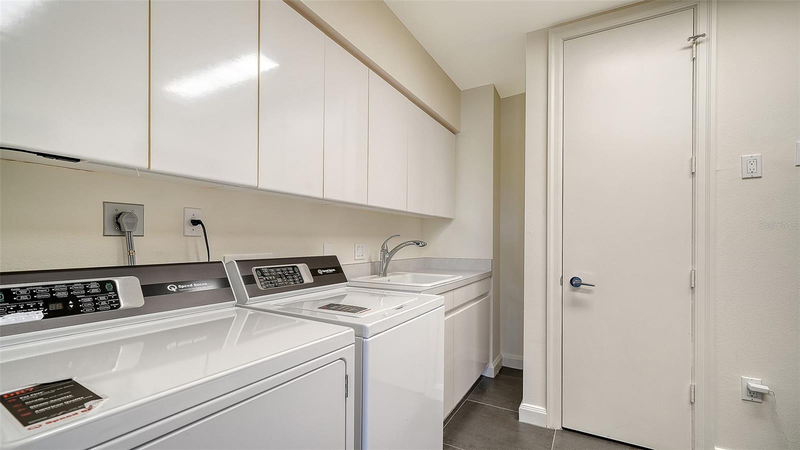 415 L AMBIANCE DR #B202