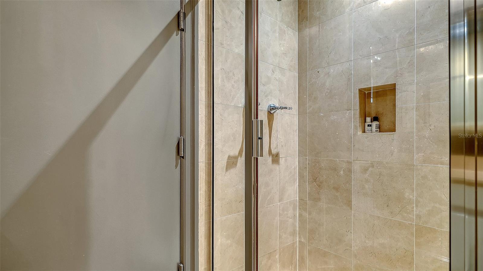 415 L AMBIANCE DR #B202