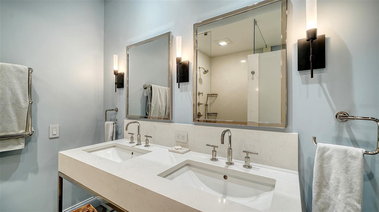 415 L AMBIANCE DR #B202