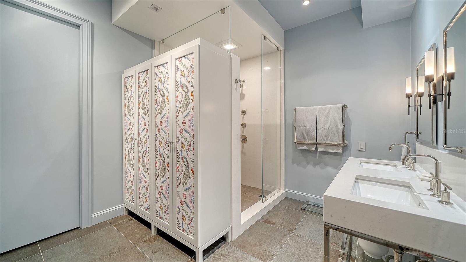 415 L AMBIANCE DR #B202