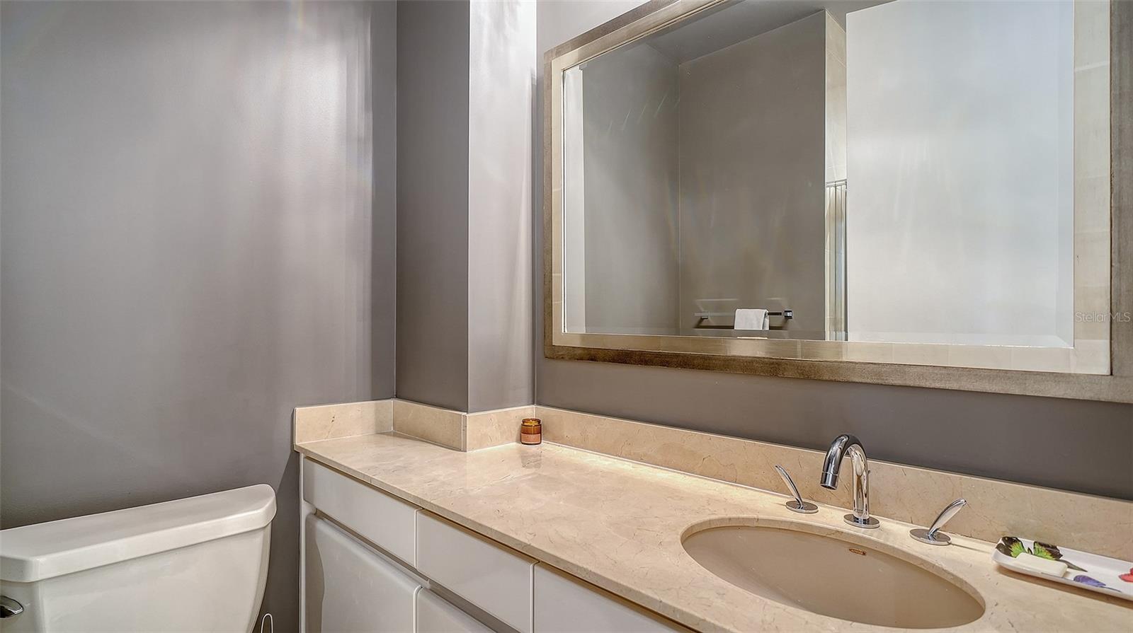 415 L AMBIANCE DR #B202