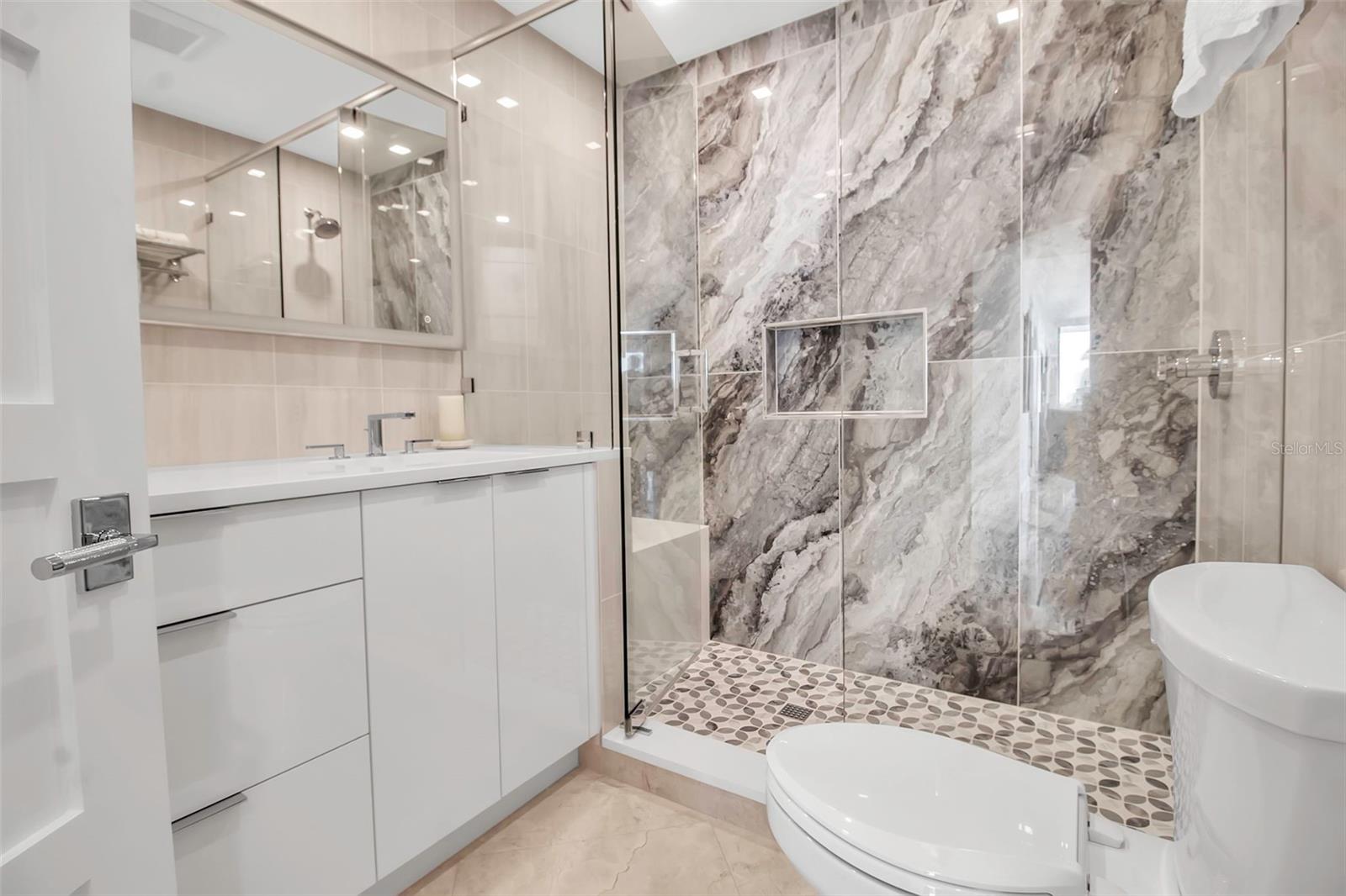 415 L AMBIANCE DR #A801