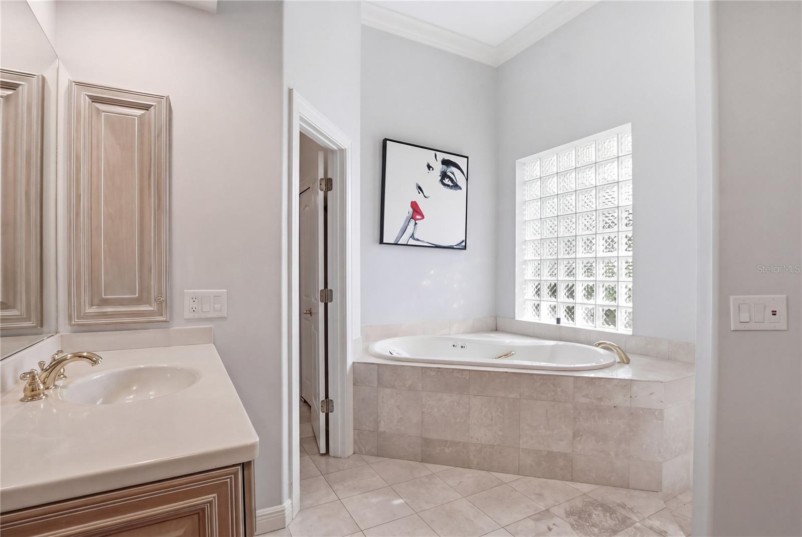402 MACEWEN DR