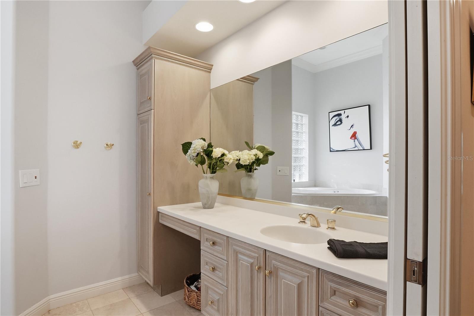 402 MACEWEN DR