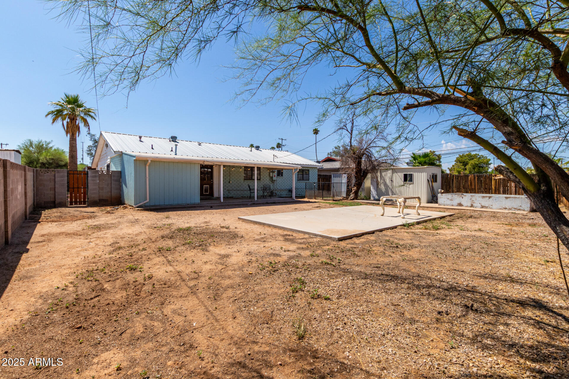 504 E LAUREL Drive