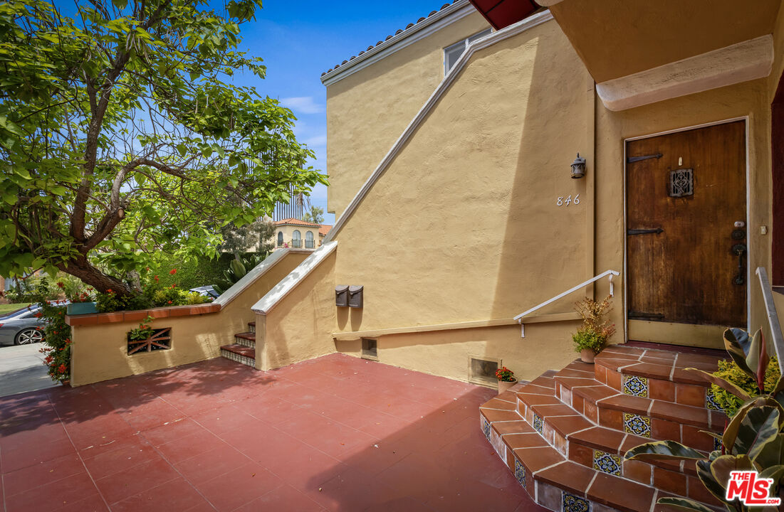 844 S Curson Ave