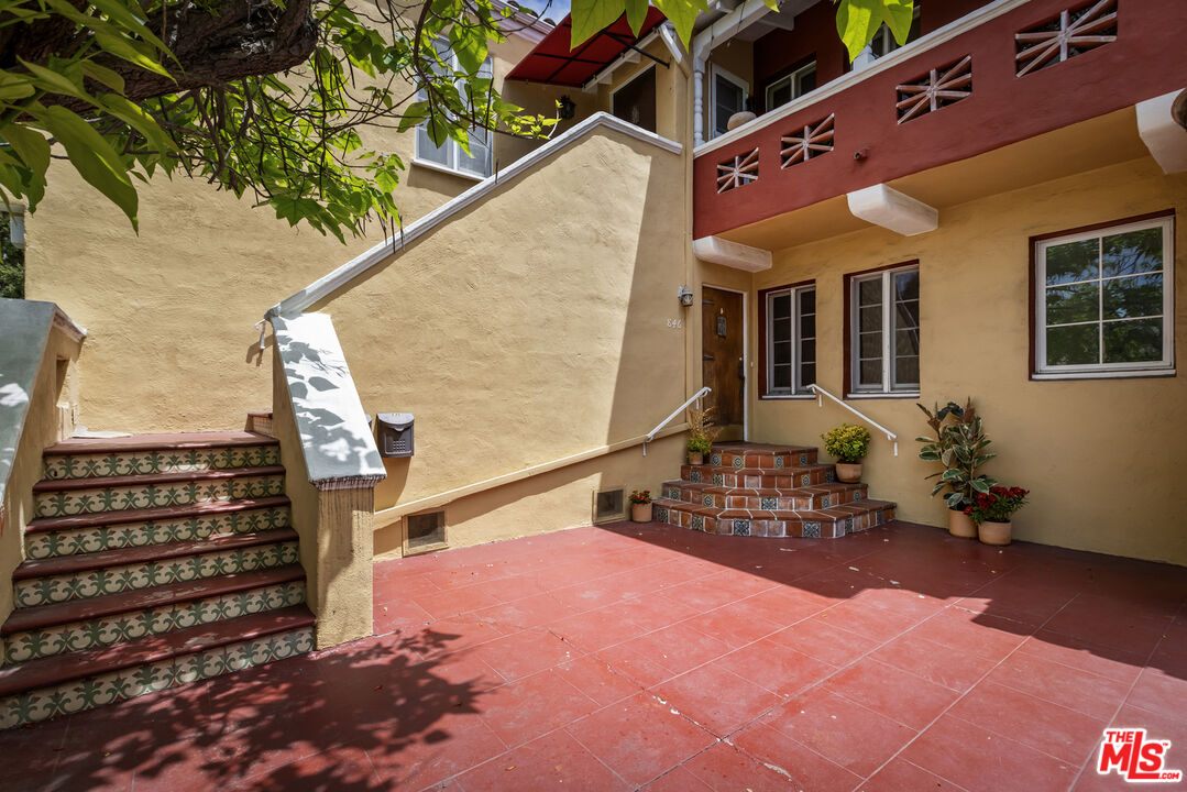 844 S Curson Ave