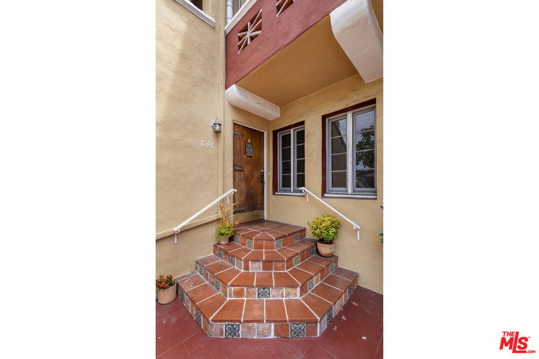 844 S Curson Ave