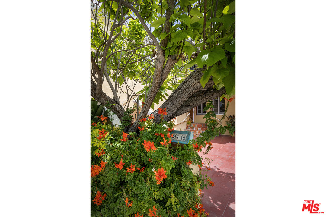 844 S Curson Ave