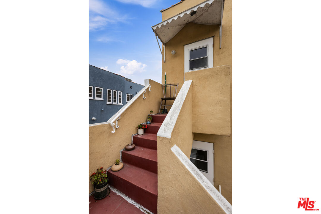 844 S Curson Ave