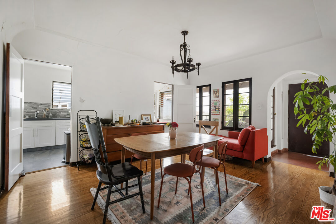 844 S Curson Ave