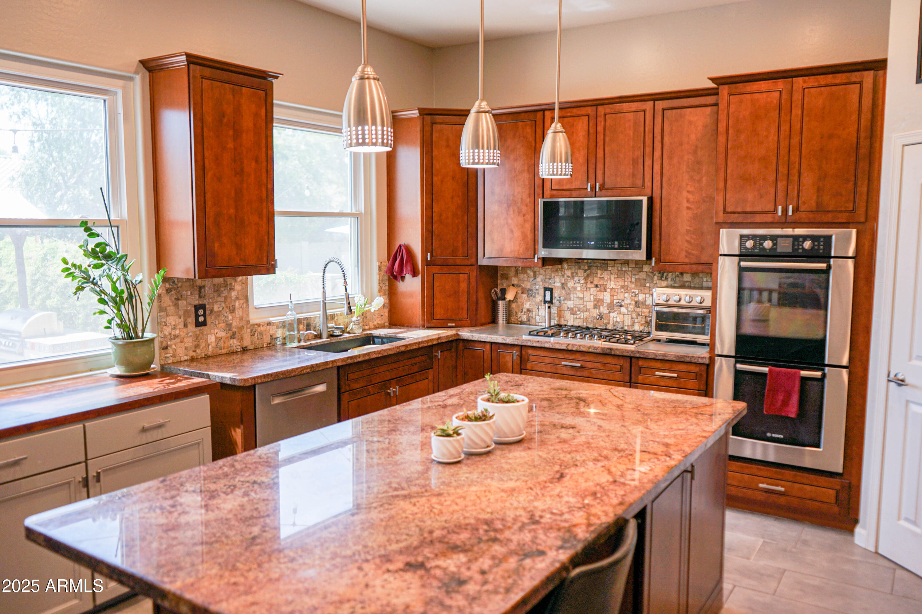 2541 E STOTTLER Drive