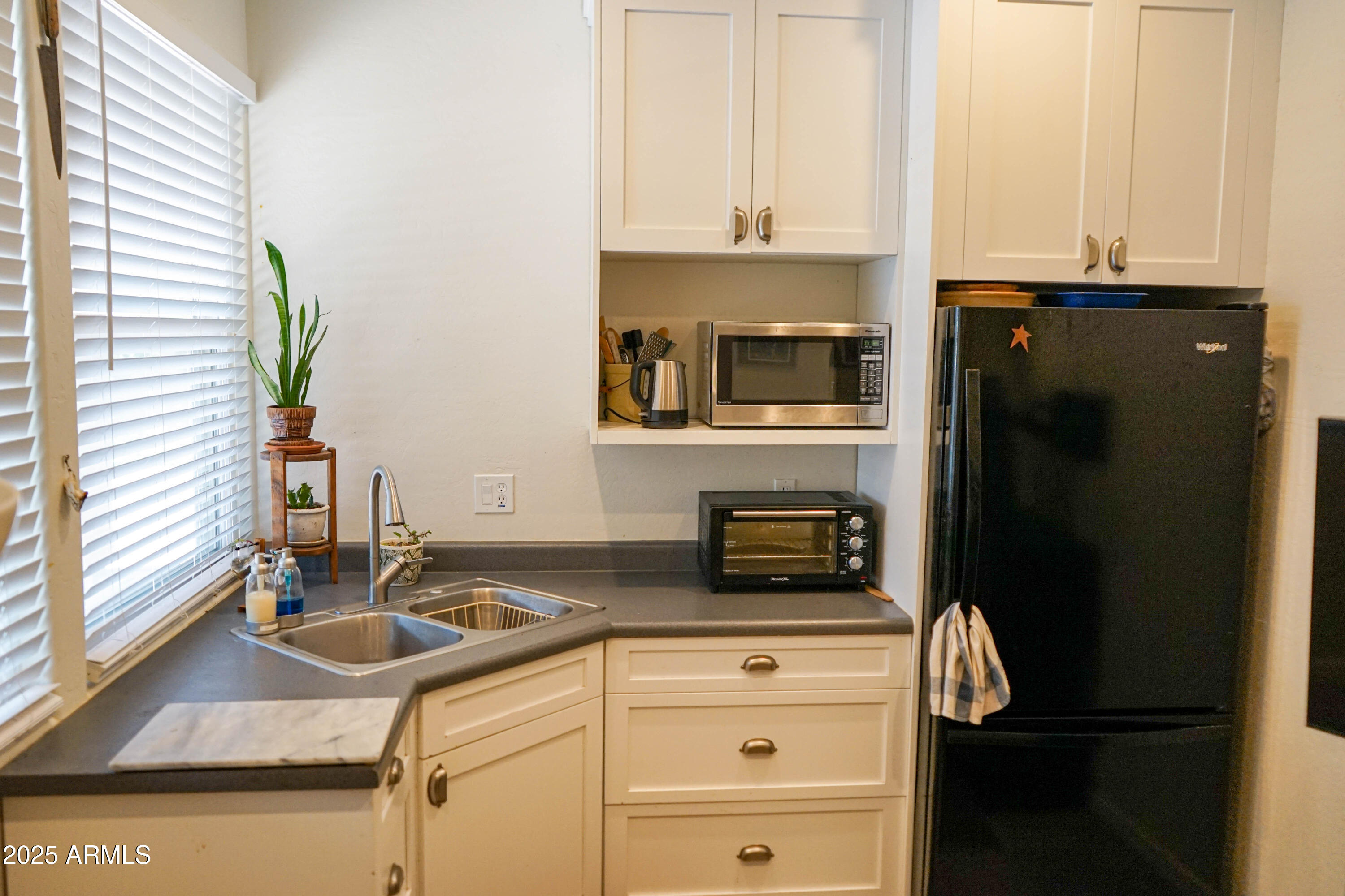 2541 E STOTTLER Drive