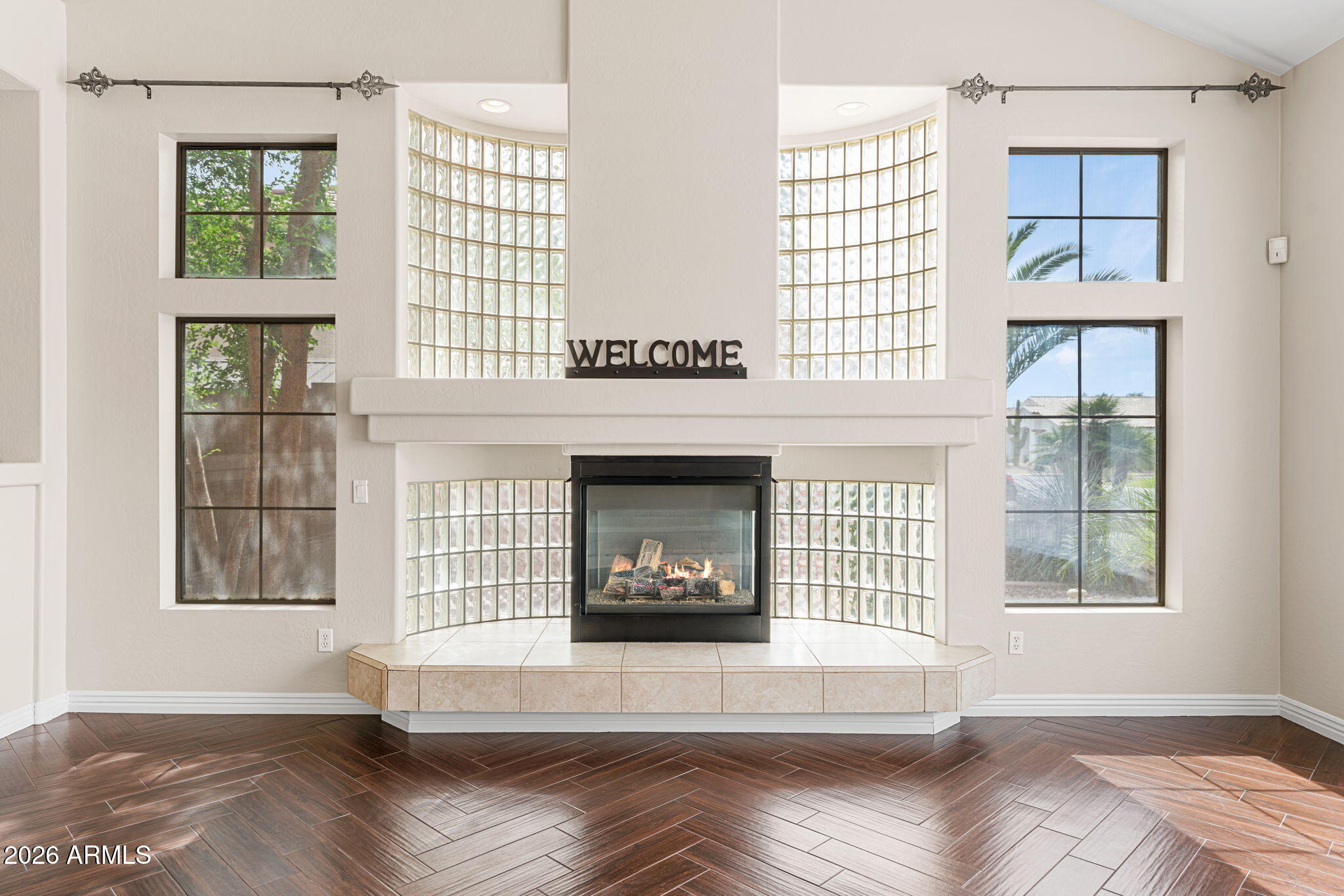935 E SAN CARLOS Way