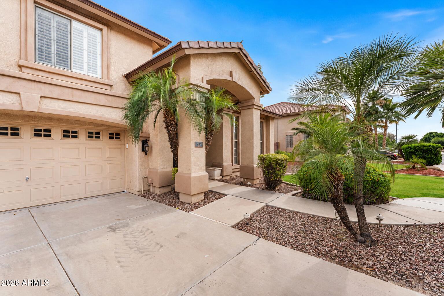 935 E SAN CARLOS Way