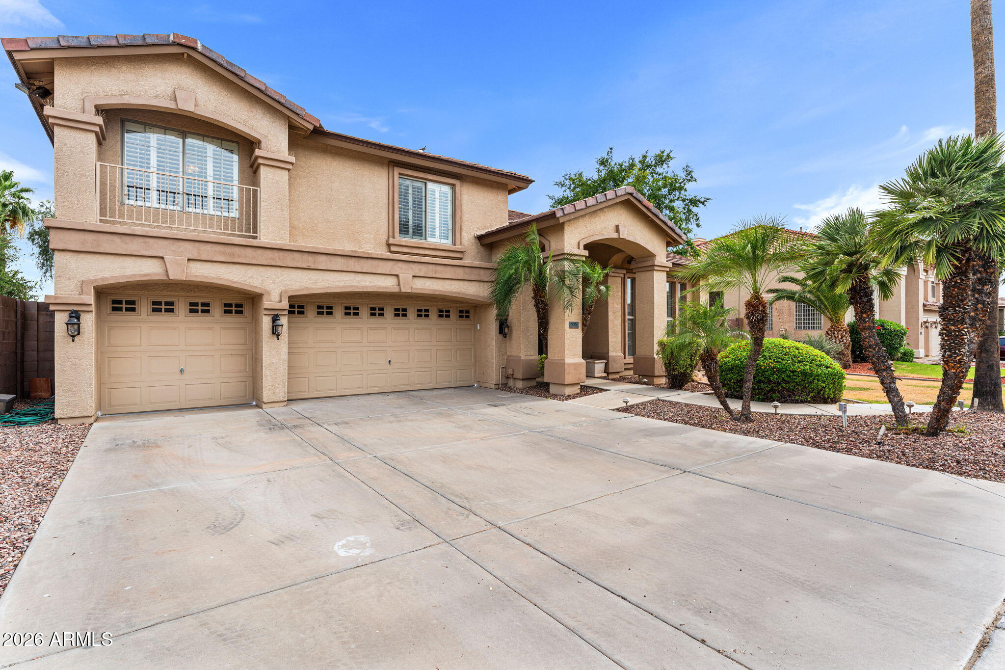 935 E SAN CARLOS Way