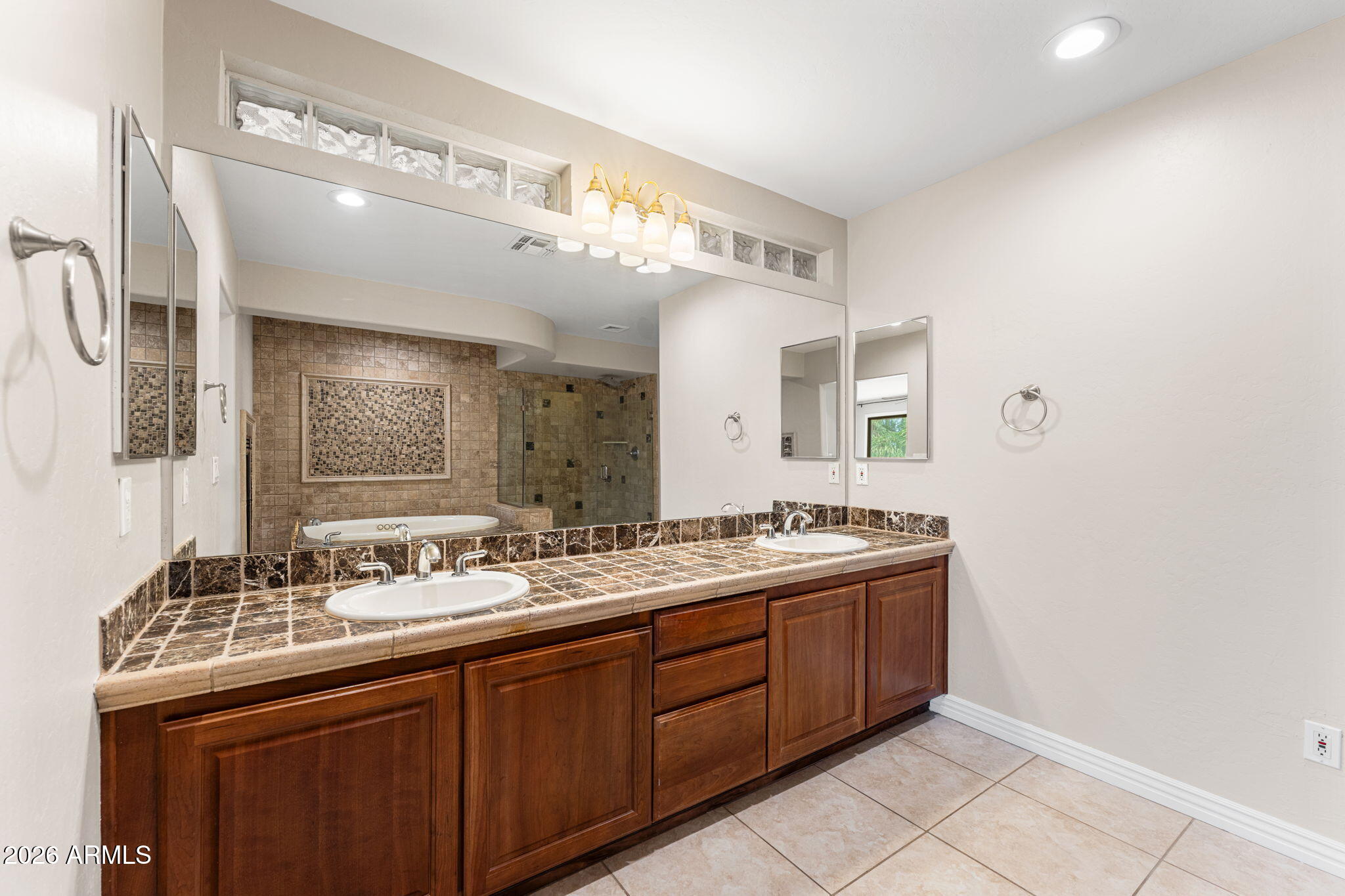 935 E SAN CARLOS Way
