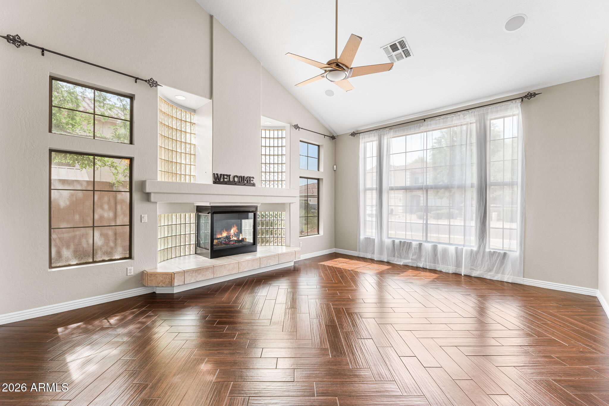 935 E SAN CARLOS Way