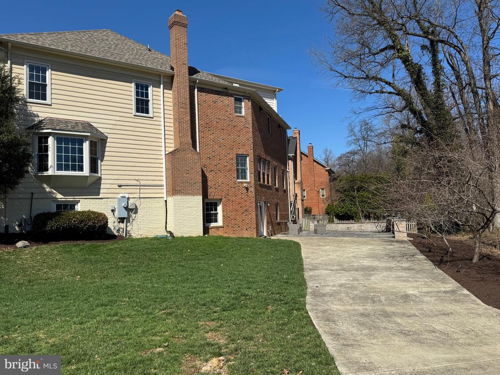2407 LELLAH COURT