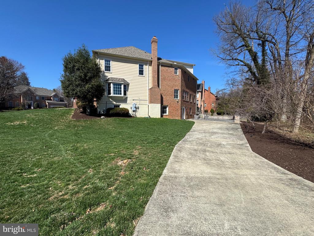 2407 LELLAH COURT