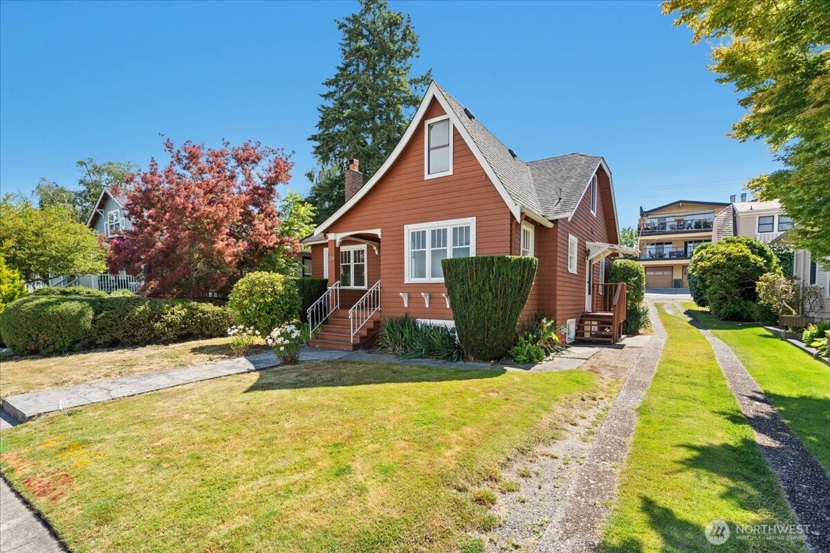 228 4th Avenue N