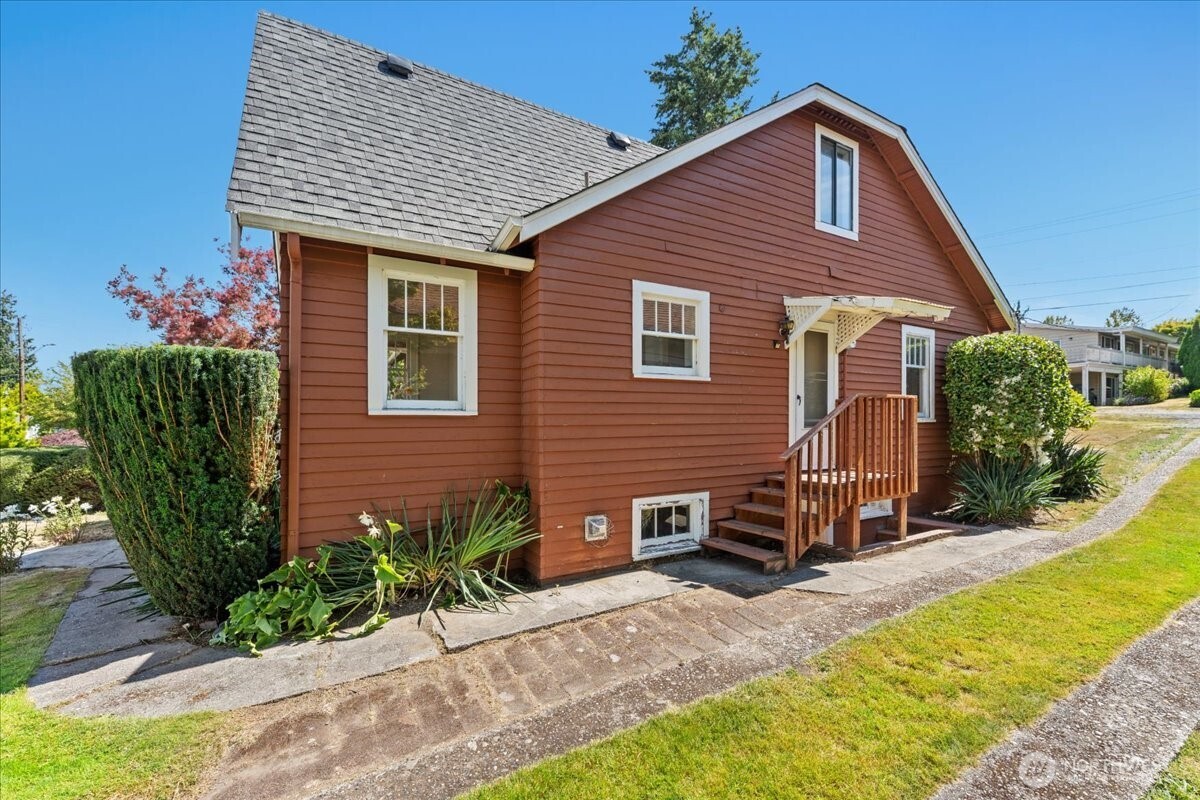 228 4th Avenue N