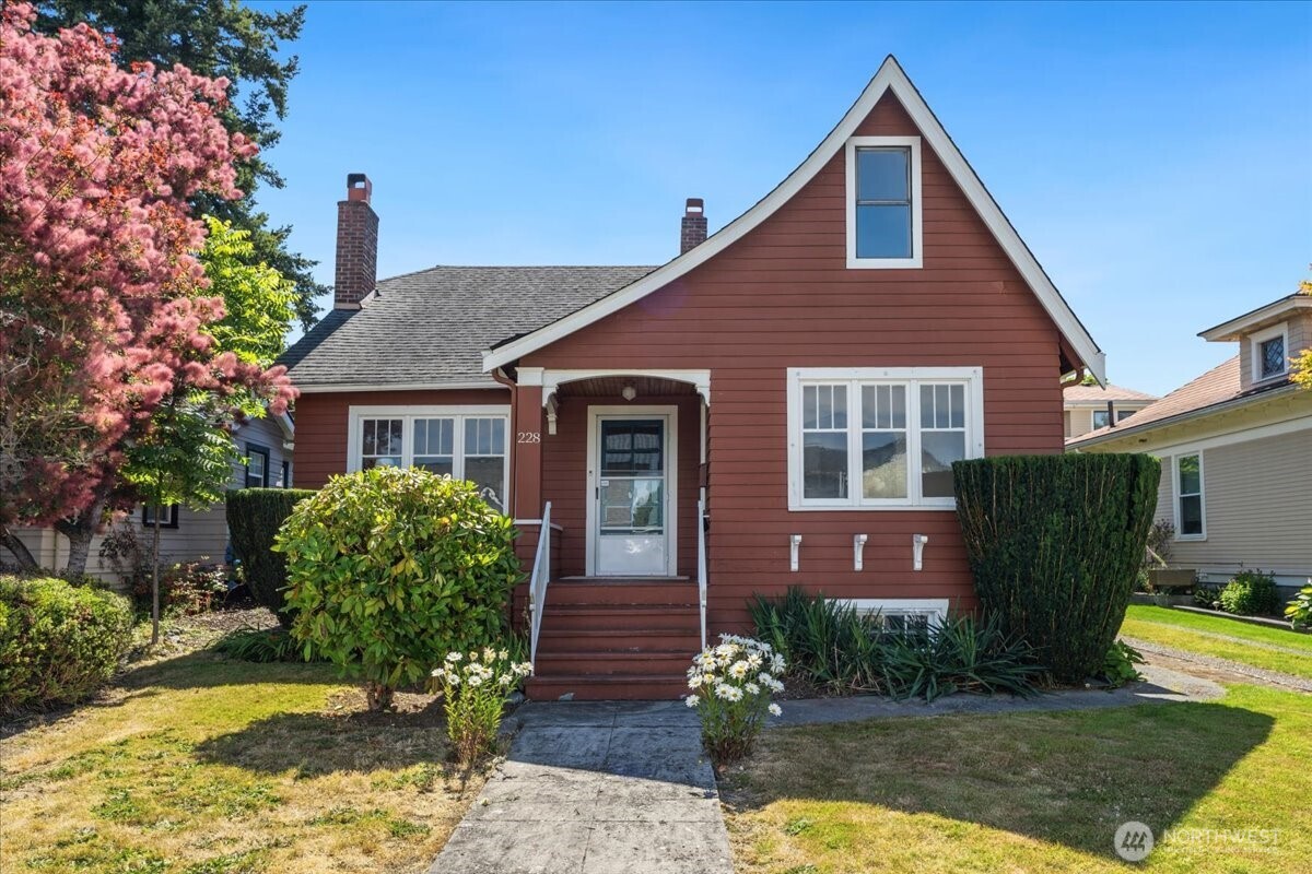228 4th Avenue N