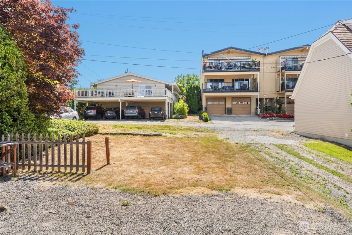 228 4th Avenue N