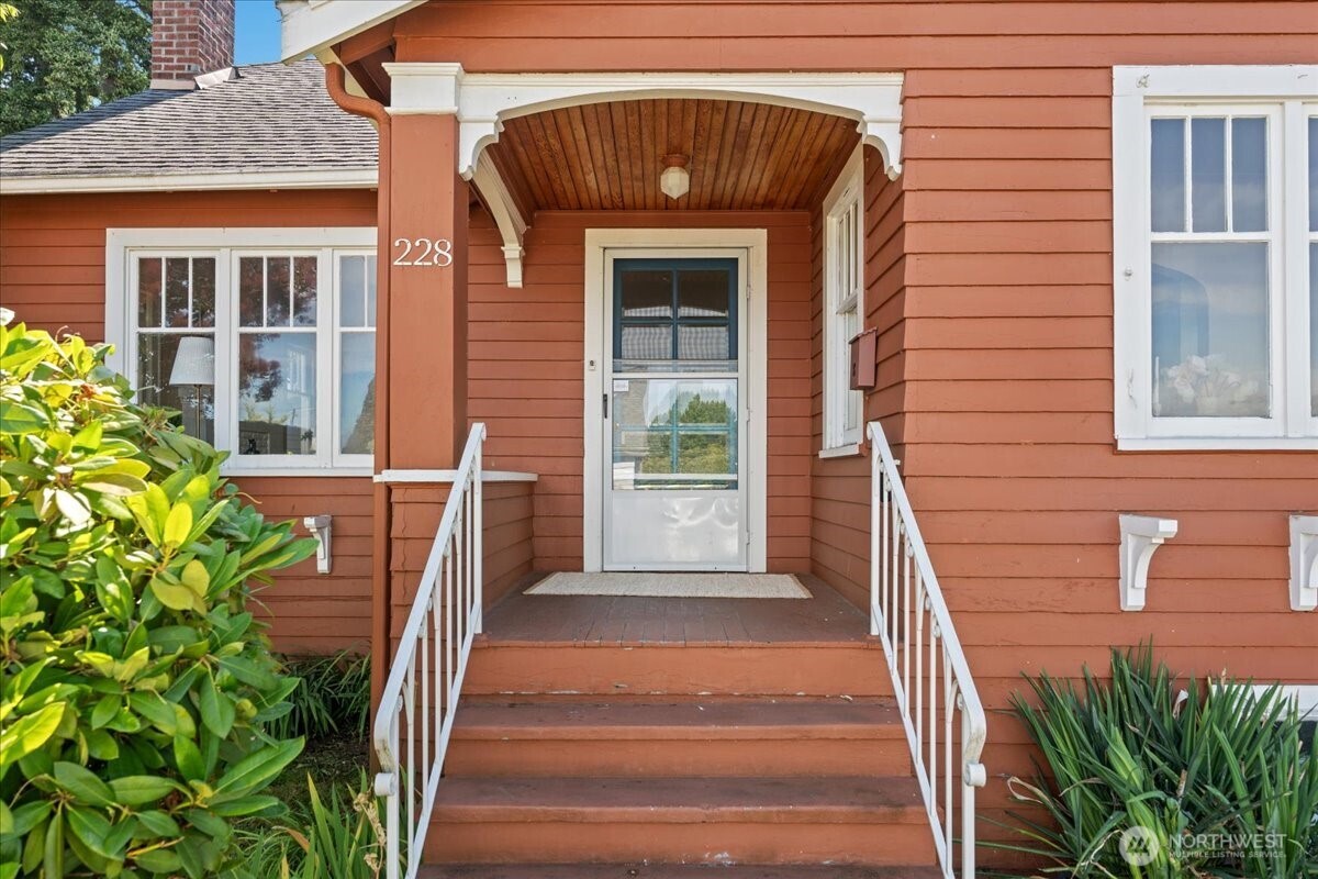 228 4th Avenue N