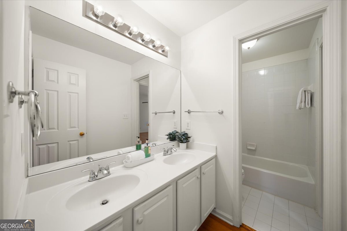 1560 Oak Park Cove