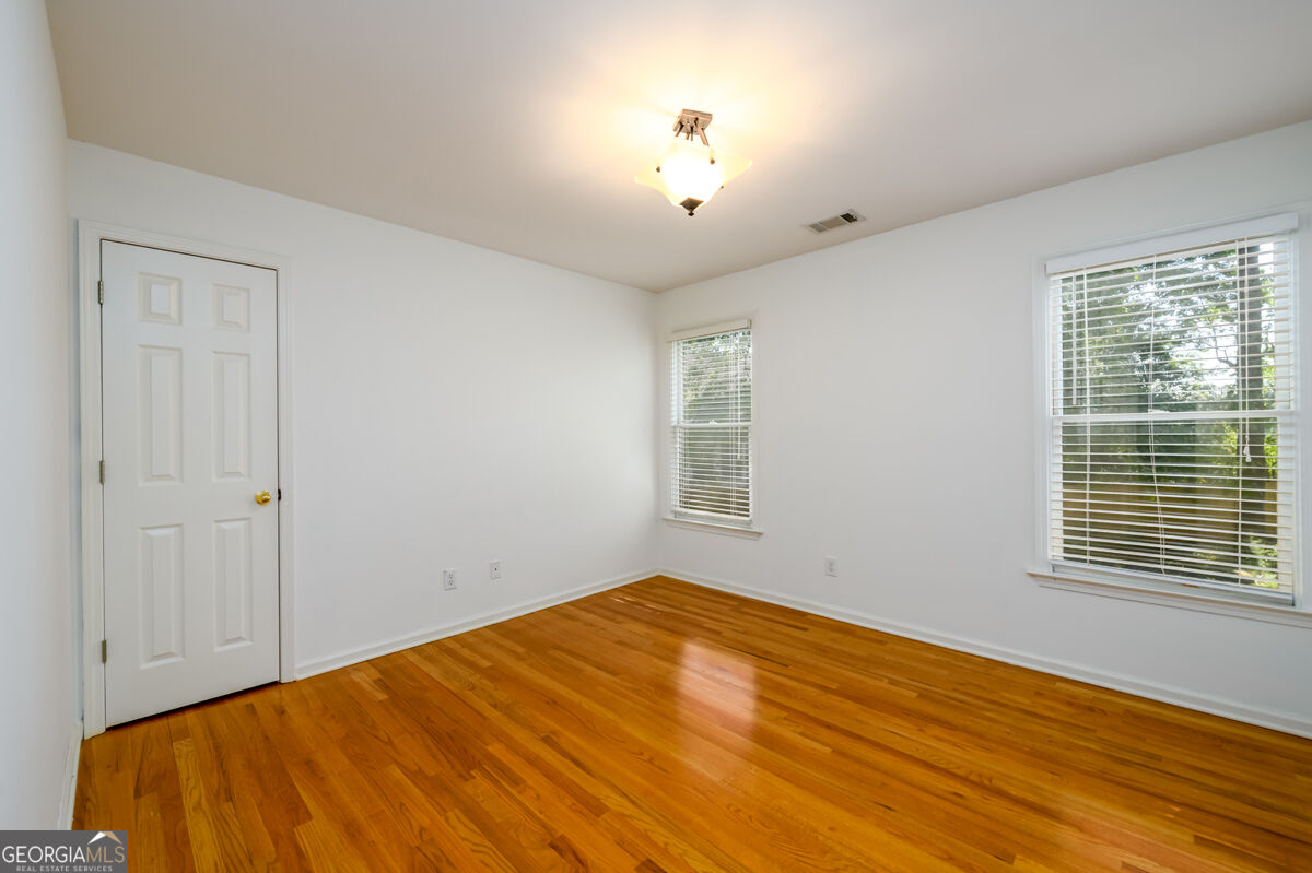 1560 Oak Park Cove