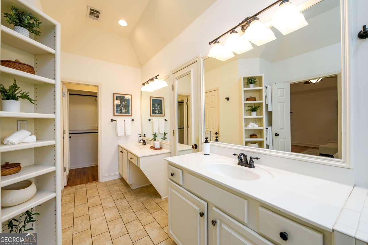 1560 Oak Park Cove