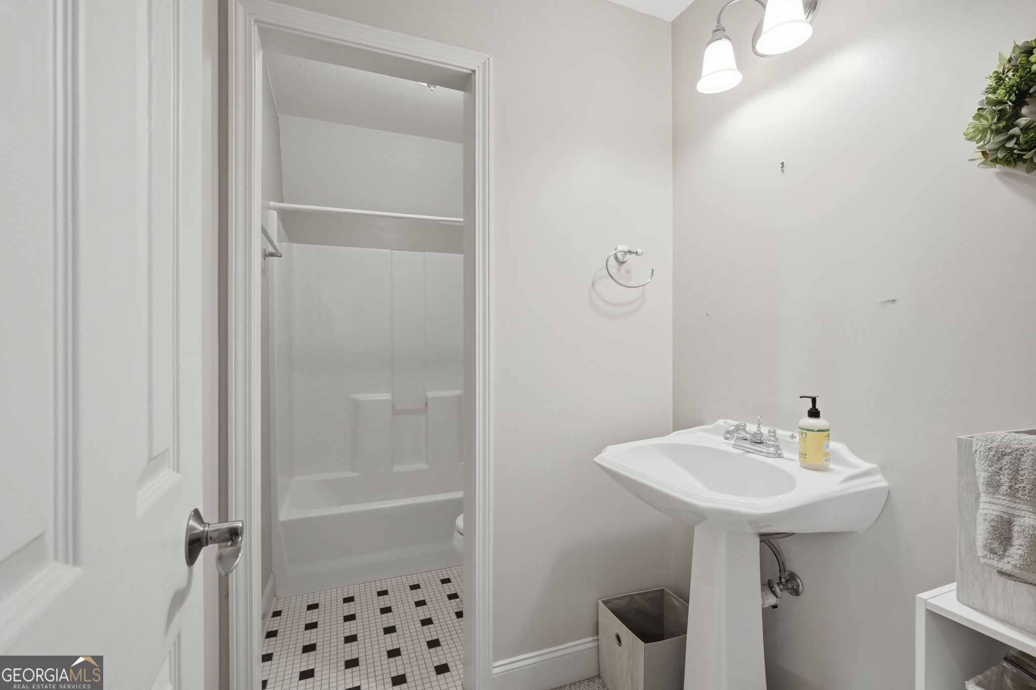 907 Rainbow Circle
