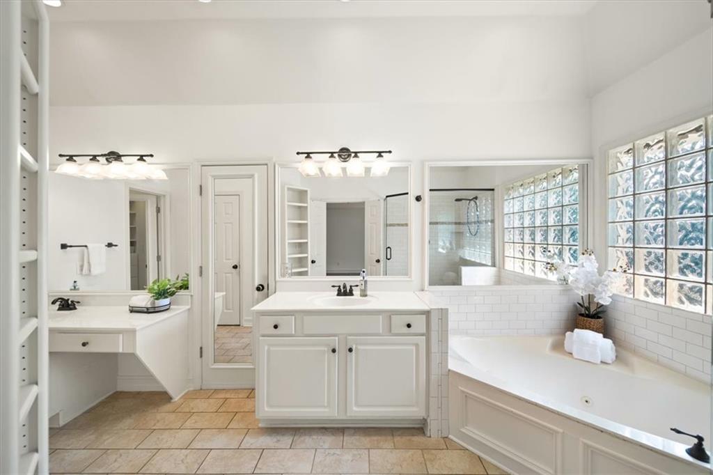 1560 Oak Park Cove