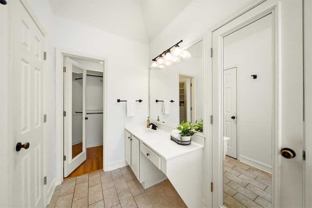 1560 Oak Park Cove