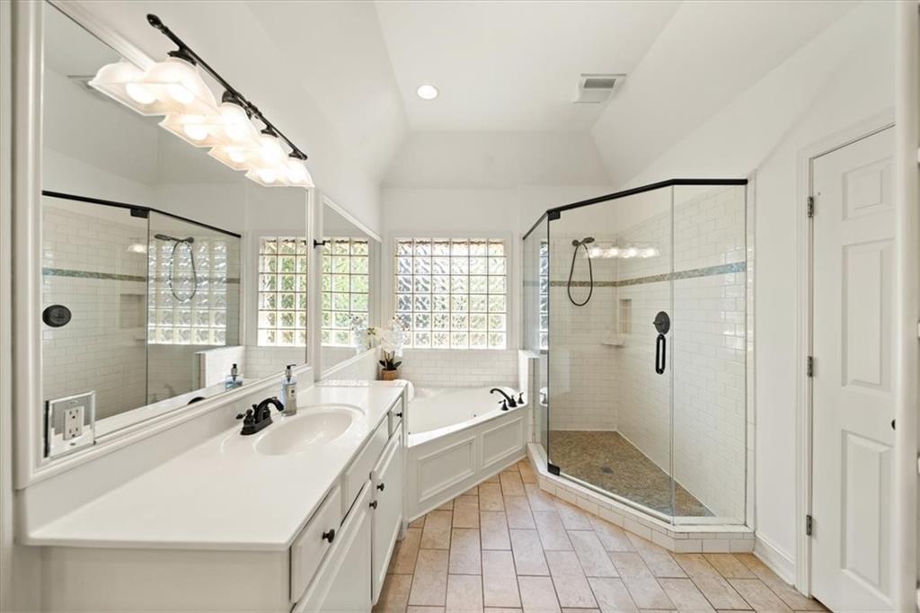 1560 Oak Park Cove