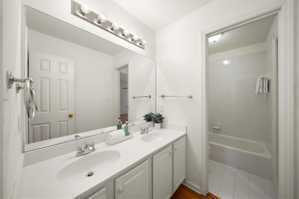 1560 Oak Park Cove